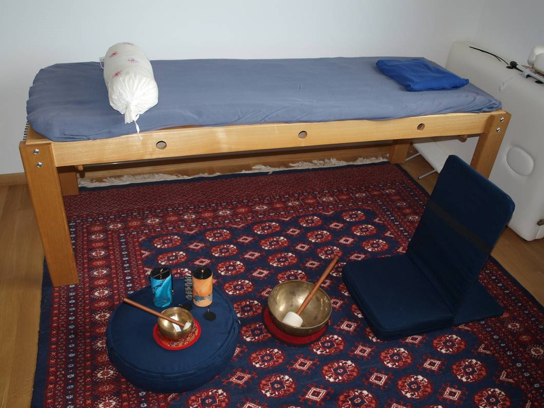 Der Praxisraum mit dem Klangbett und Klangschalen